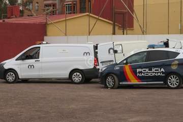 Aparece el cuerpo sin vida de un hombre en una furgoneta en un solar de Clavellinas (Foto TA)